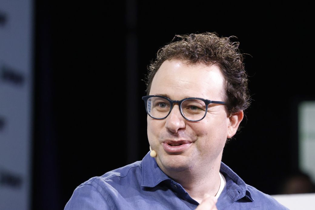 Dario Amodei, CEO de Anthropic, hablando en TechCrunch Disrupt 2023.